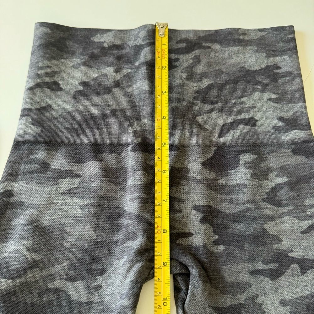 SPANX Look At Me Now Cropped Seamless Legging Sage Camo Grey Size Small - Picture 8 of 8